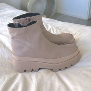 Paloma Barcelona platform ankle boot Size 40 NWOT in Pinky off white/Pinky Beige